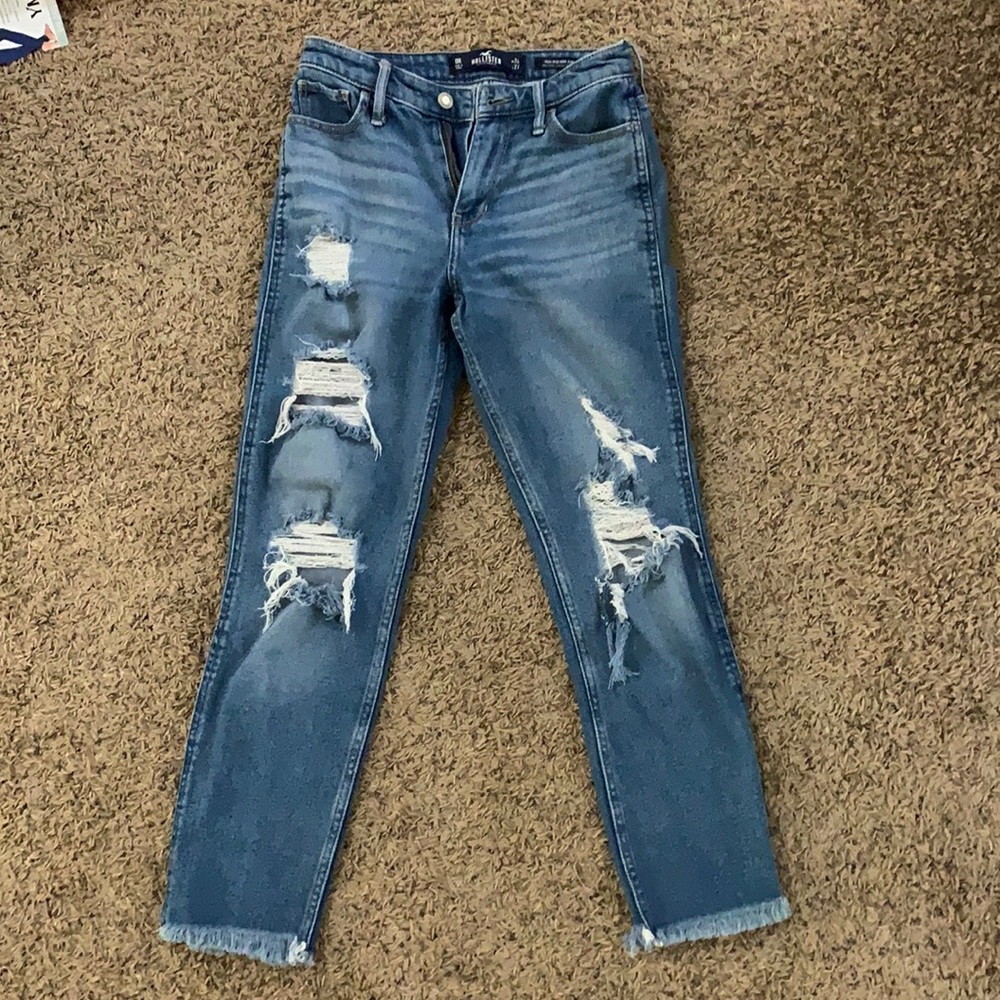 Distressed Hollister mom-jeans